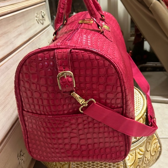 ✈️🌸HUGE HOT PINK TRAVEL BAG🌸✈️ - Picture 2 of 8